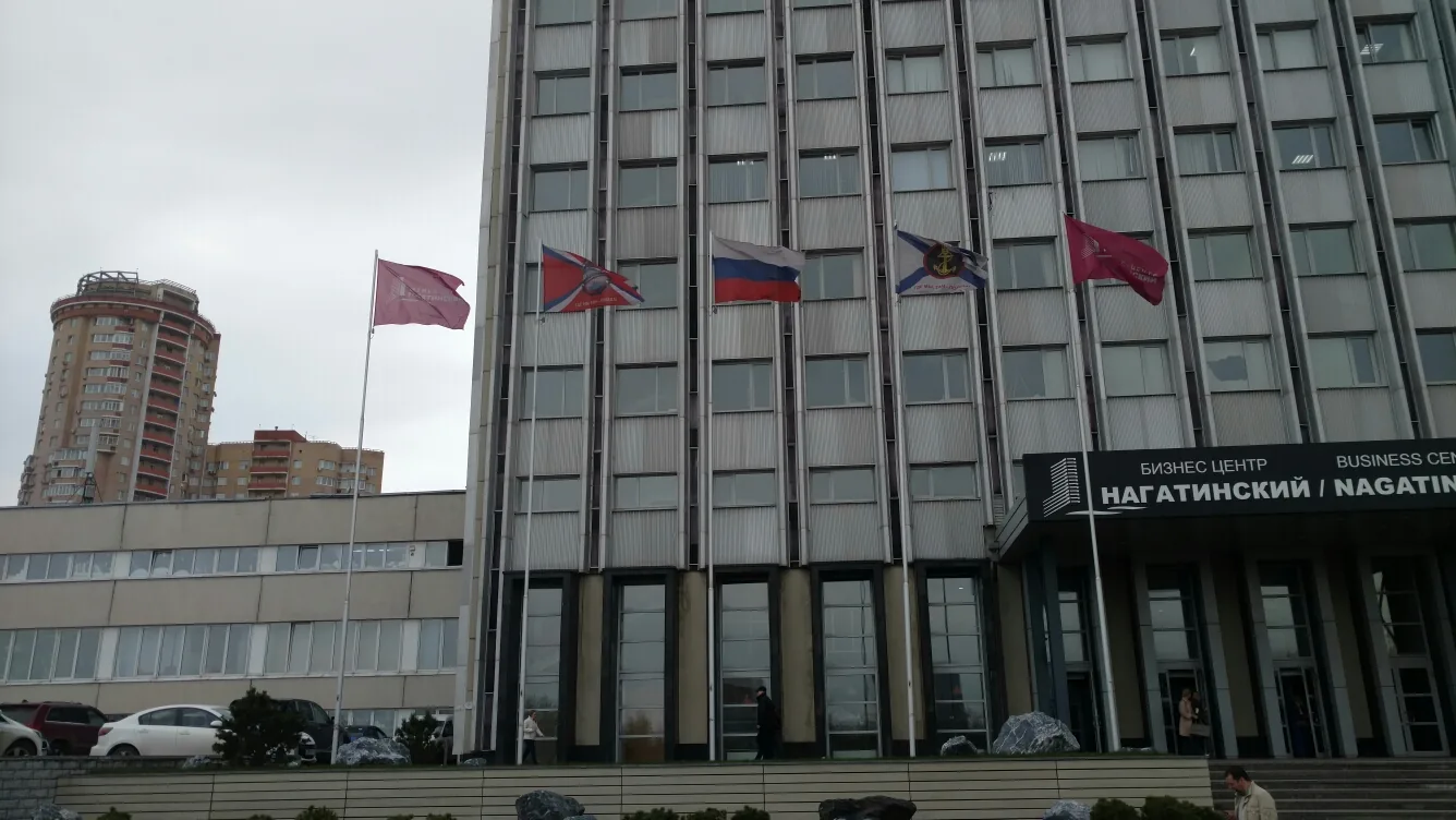 Флаговая группа перед бизнес-центром