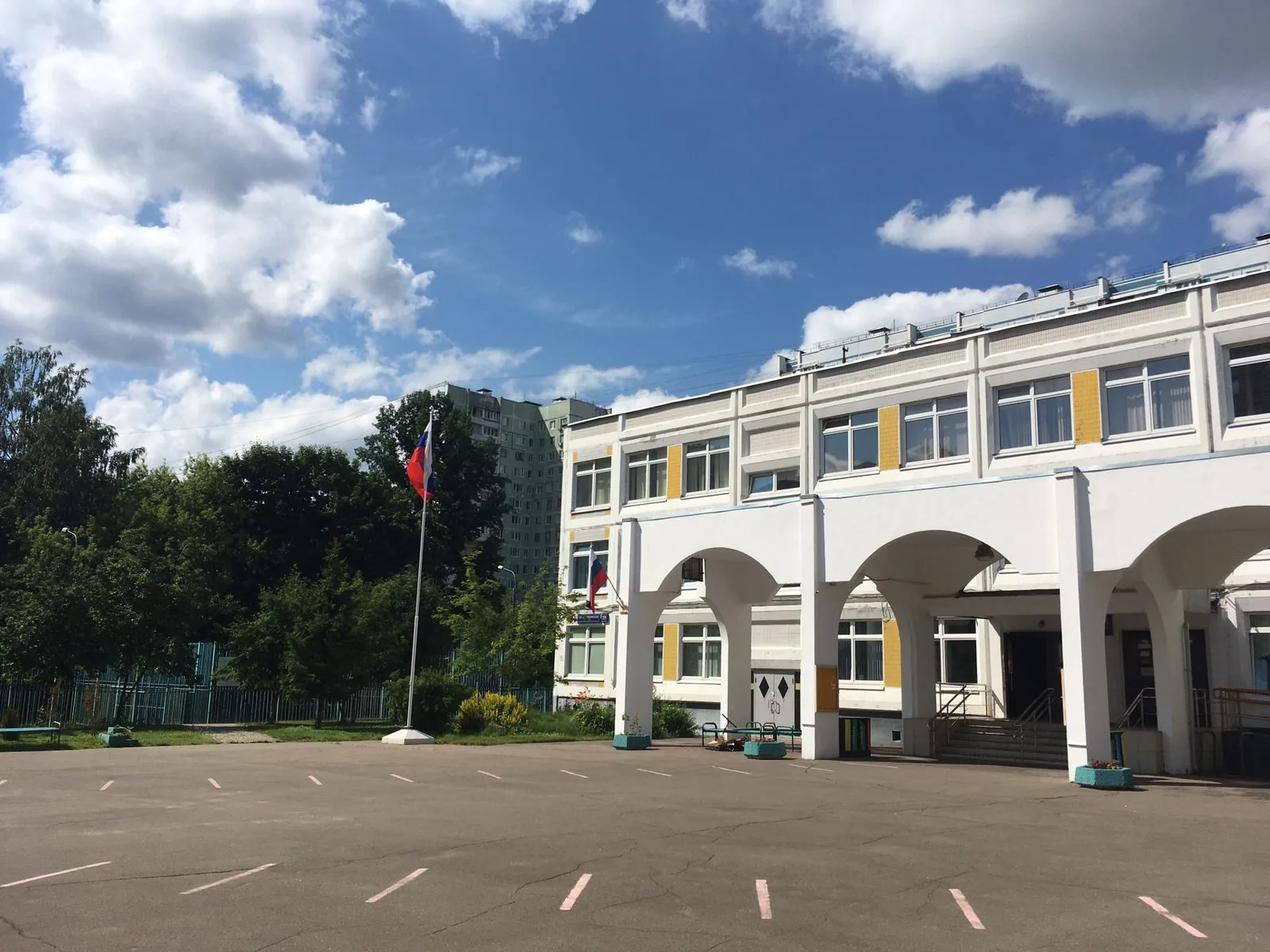 Уличные флагштоки у образовательного учреждения Уличные флагштоки с Государственным флагом у здания школы