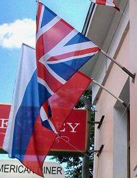кронштейн с флагом на фасаде здания
