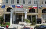 Флагштоки алюминиевые возле отеля Балчуг с открытой системой крепления флагов